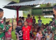 Satgas Yonif 763/SBA Tetap Mengajar Anak Perbatasan Meski Diguyur Gerimis